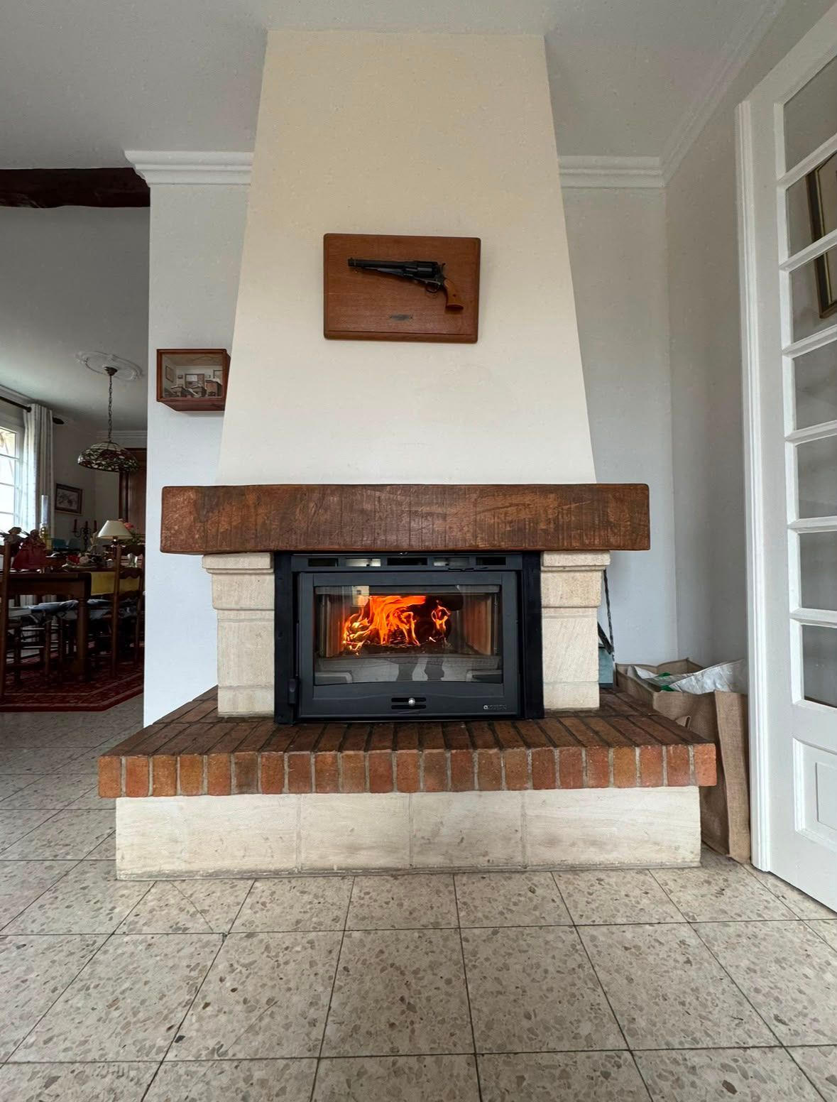 Une cheminée avec un feu qui brûle