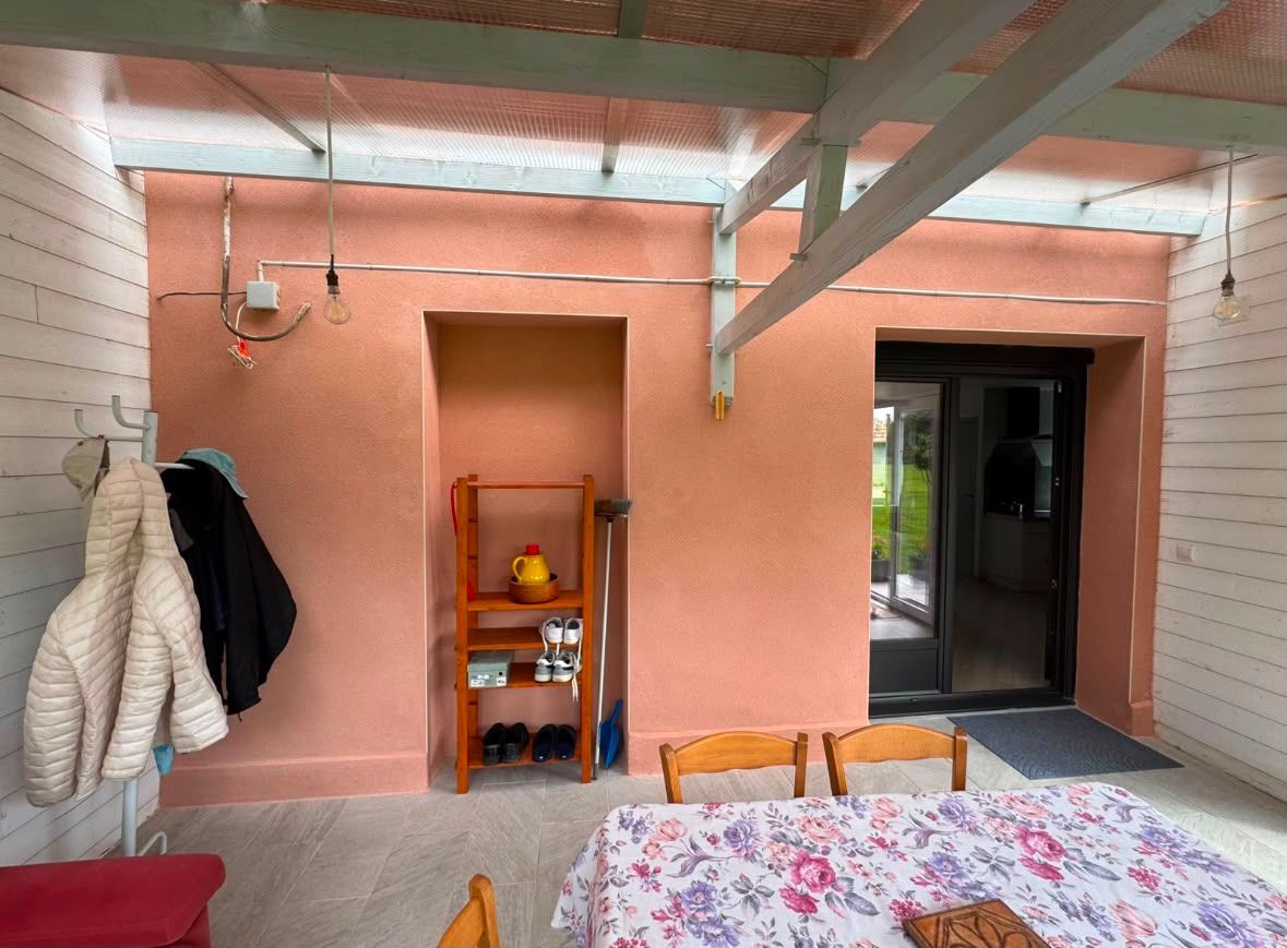 Intérieur d'une pièce avec des murs et un plafond en plaques de plâtre non finies, des joints collés et un sol en béton.
