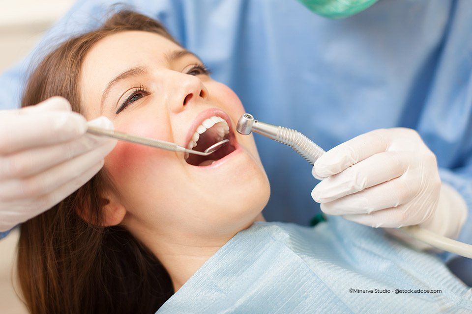 Zahnarzt behandelt Patientin