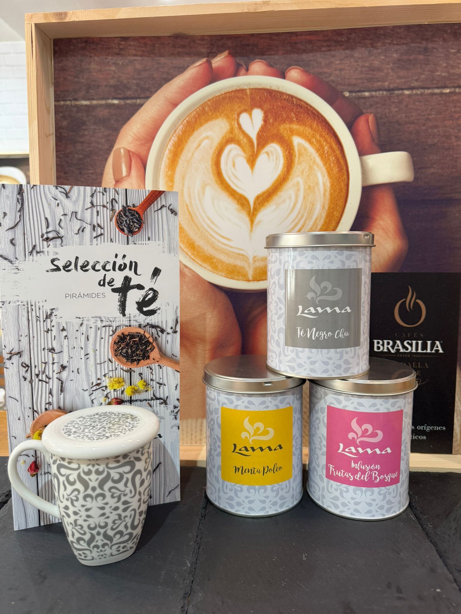 Una taza de café con un arte latte en forma de corazón.