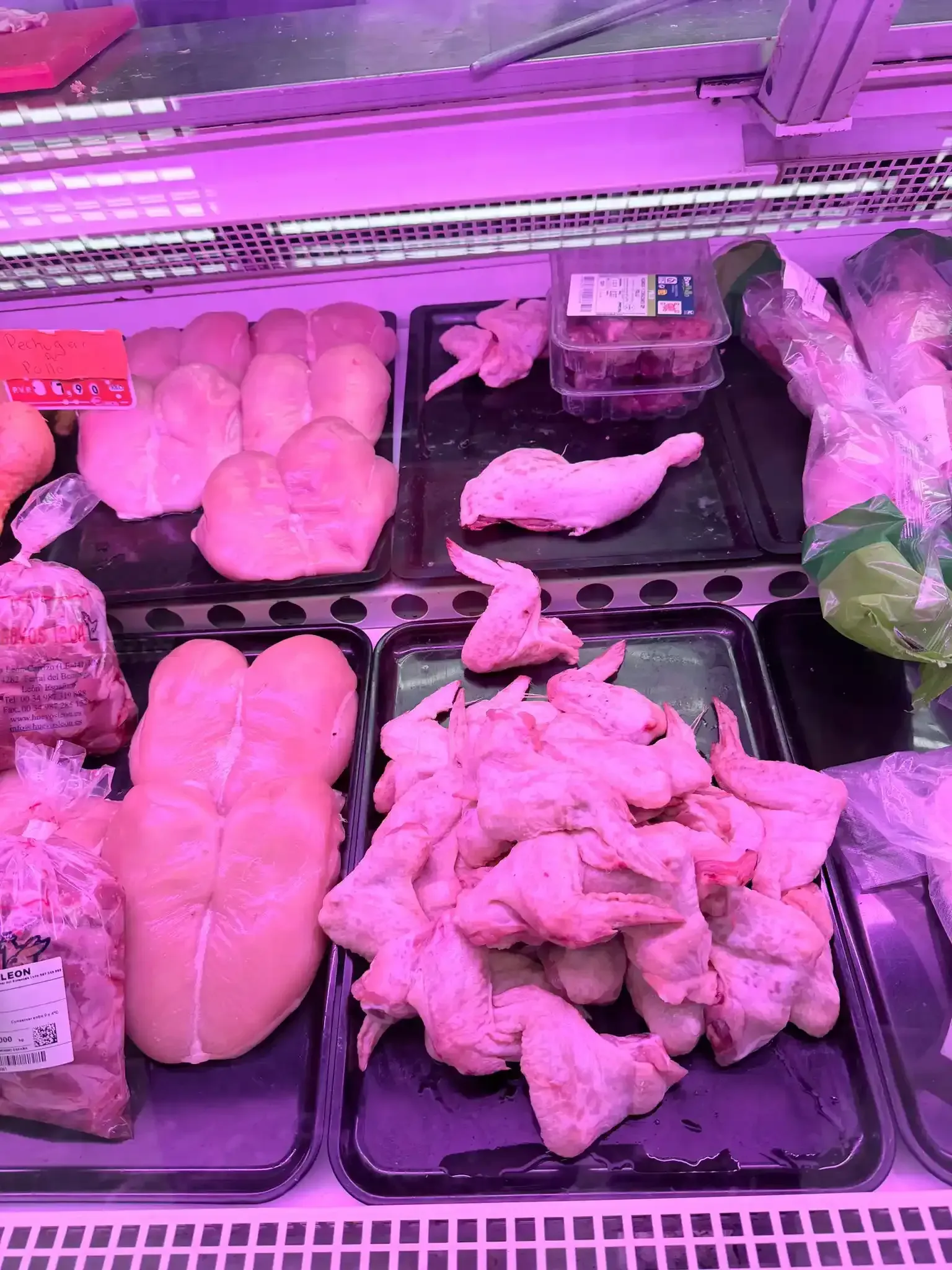 Trozos de pollo crudo, incluyendo pechugas, alas y muslos