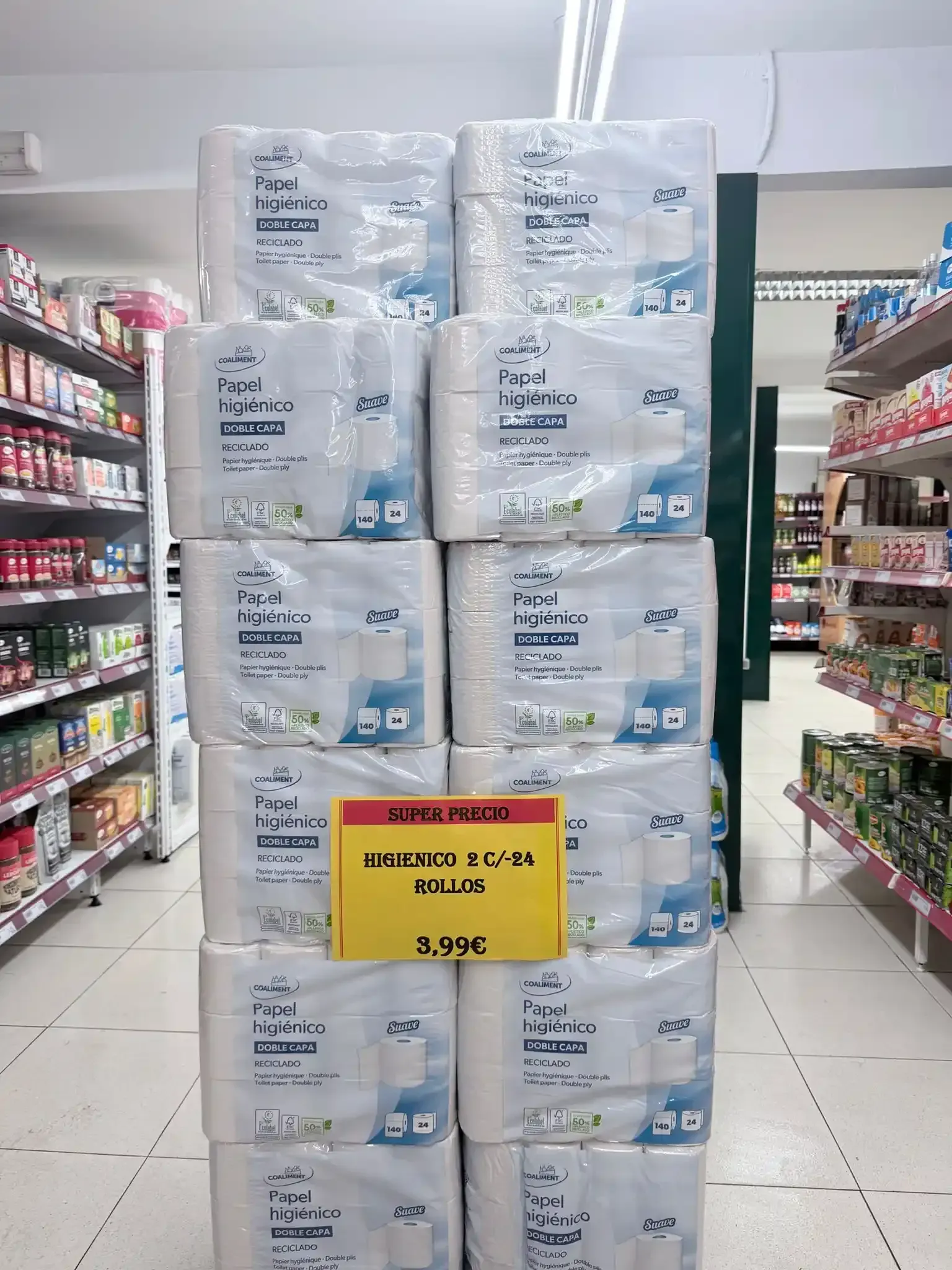 Una exhibición vertical de paquetes de papel higiénico apilados en el pasillo 