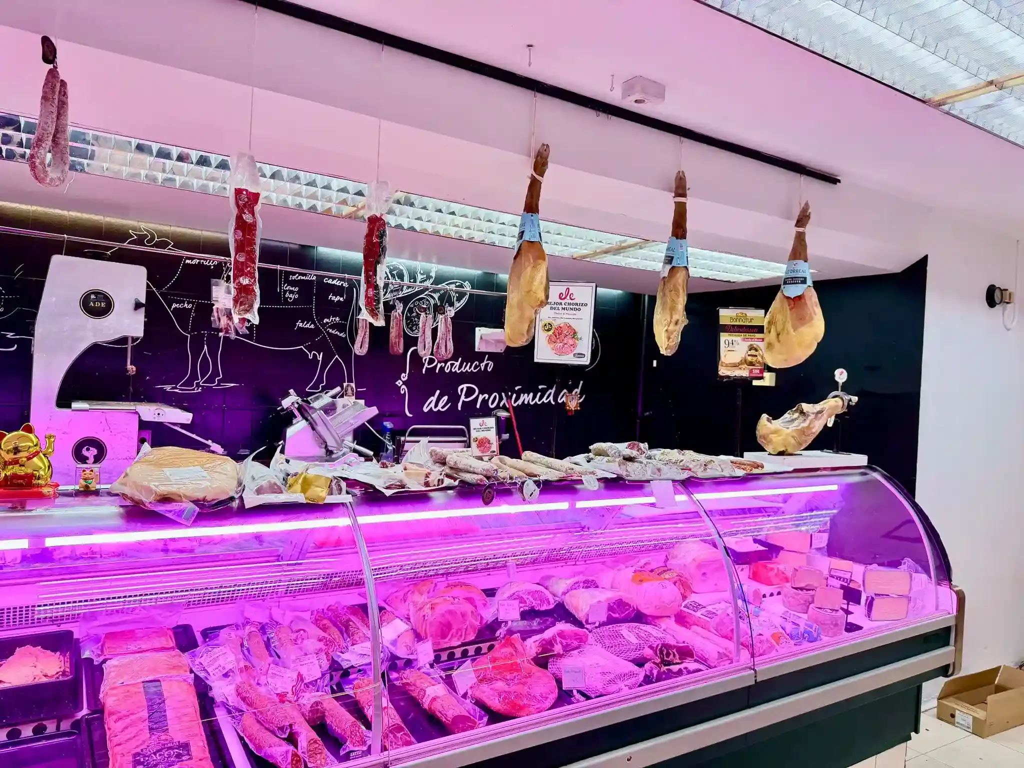 Un mostrador de carne con varios cortes