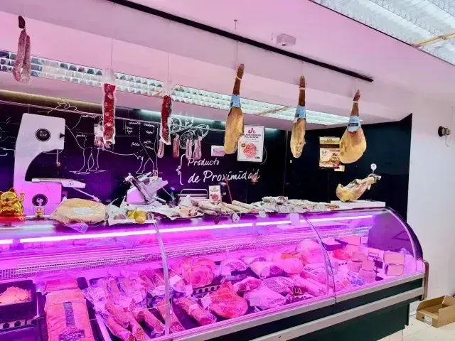 Un mostrador de carne con varios cortes