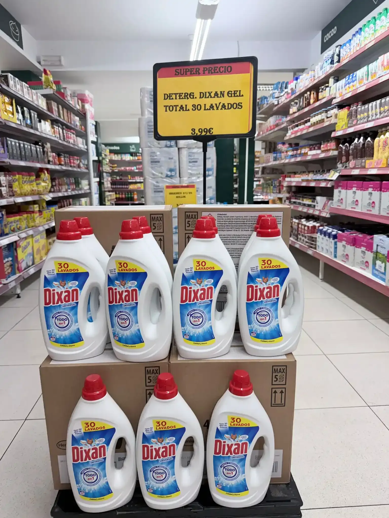 Una exhibición de botellas de detergente