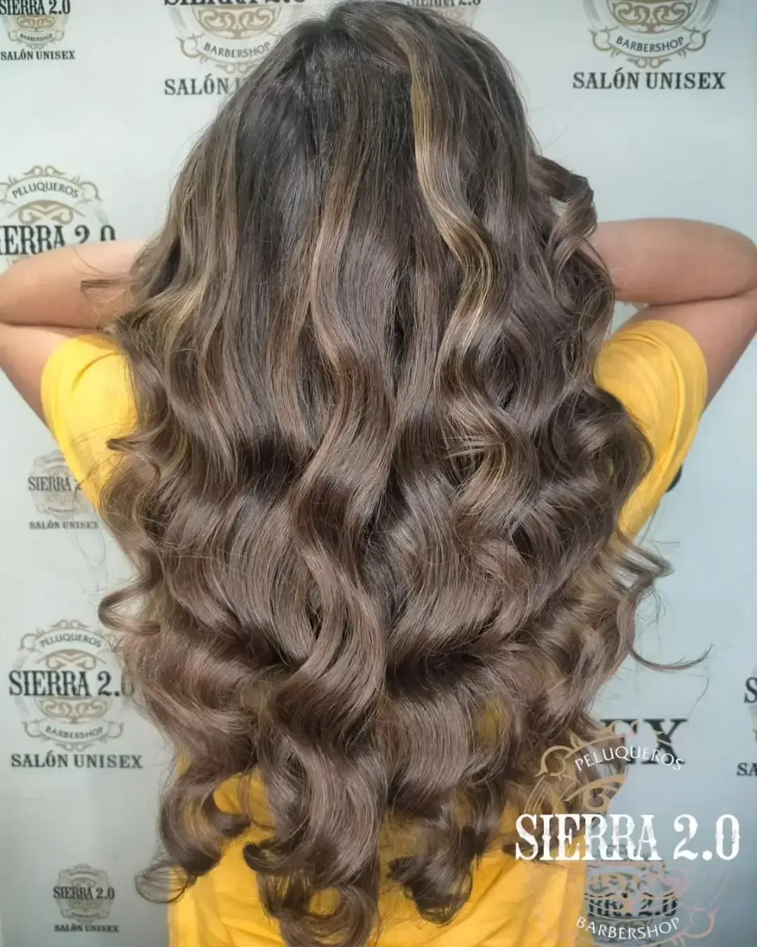Persona con cabello castaño largo y ondulado