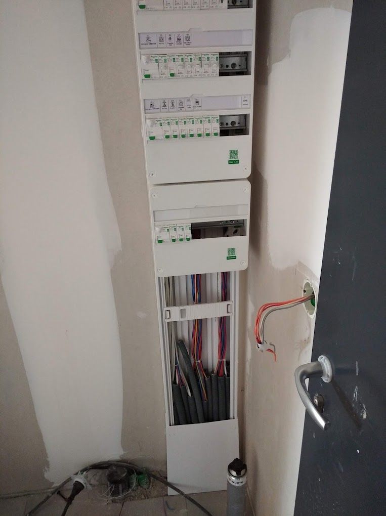 Tableau électrique nouvellement installé et fermé