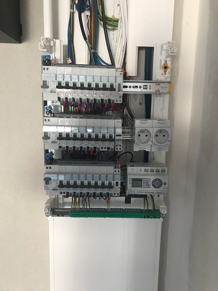 Tableau électrique ouvert, installé par notre électricien