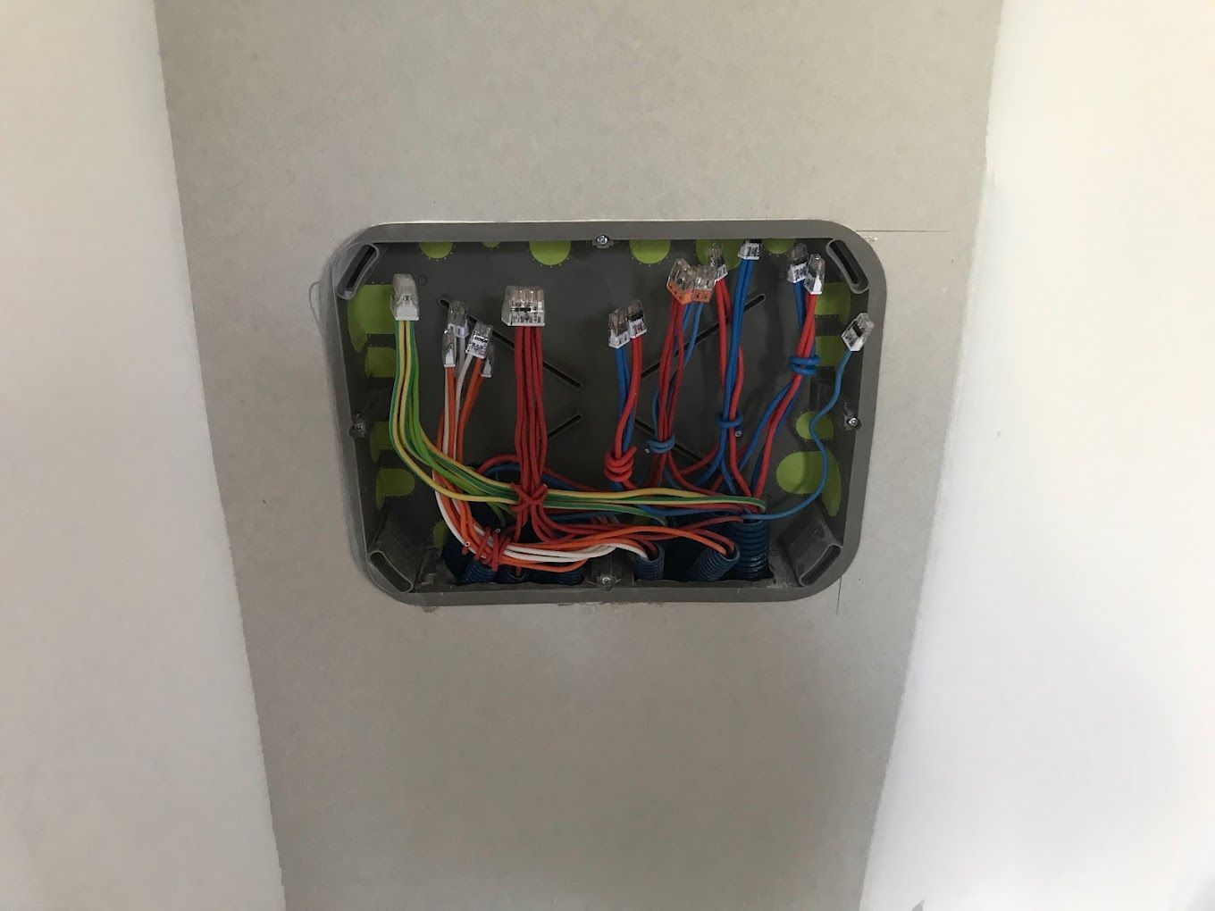 Installation avec un boîtier ouvert sur plusieurs câbles électriques