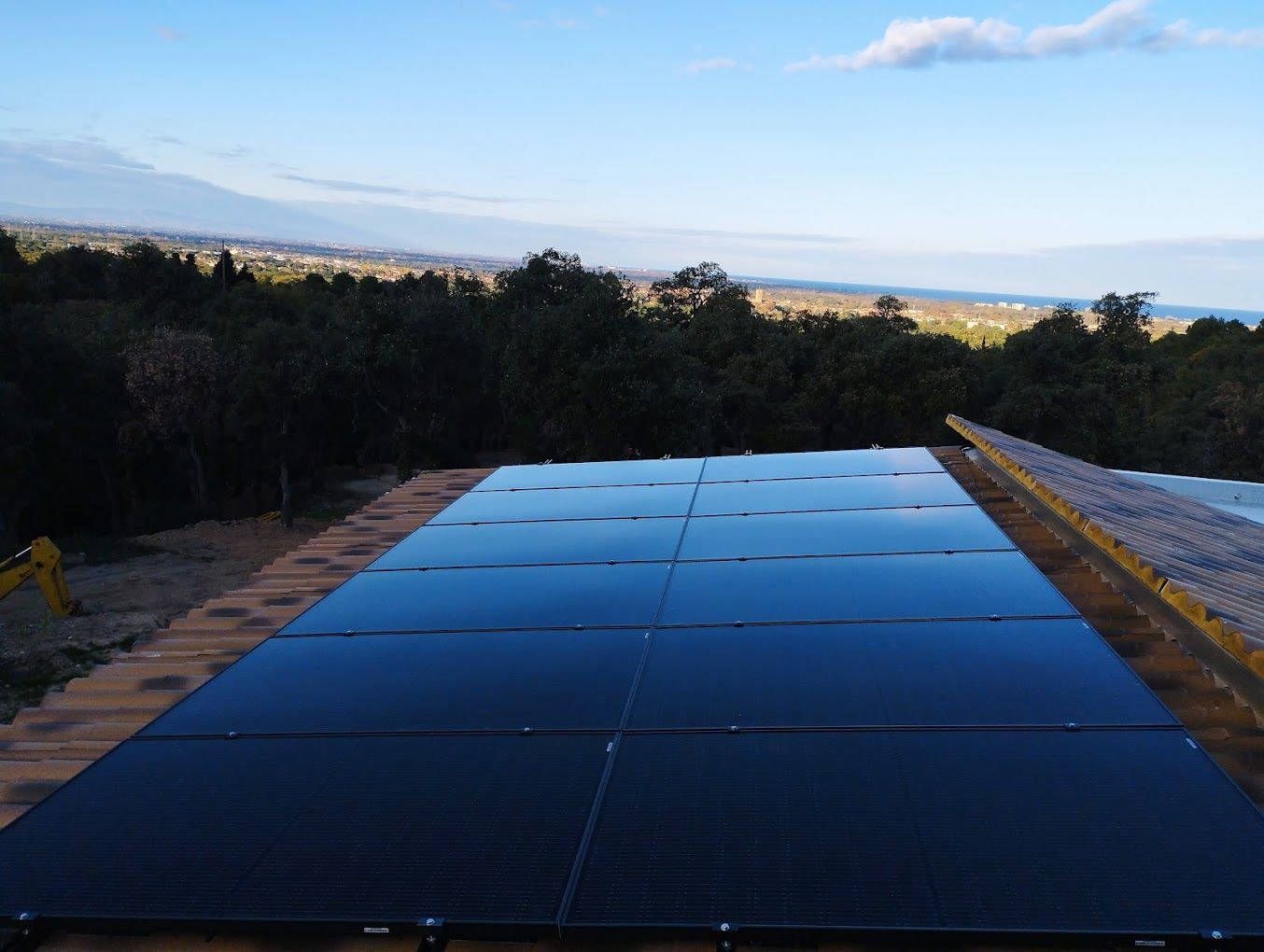 Panneaux photovoltaïques à l'ombre sur un toit avec une légère pente