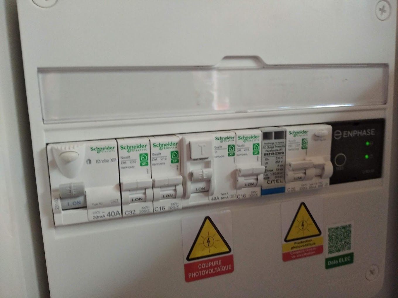 Gros plan sur un tableau électrique installé