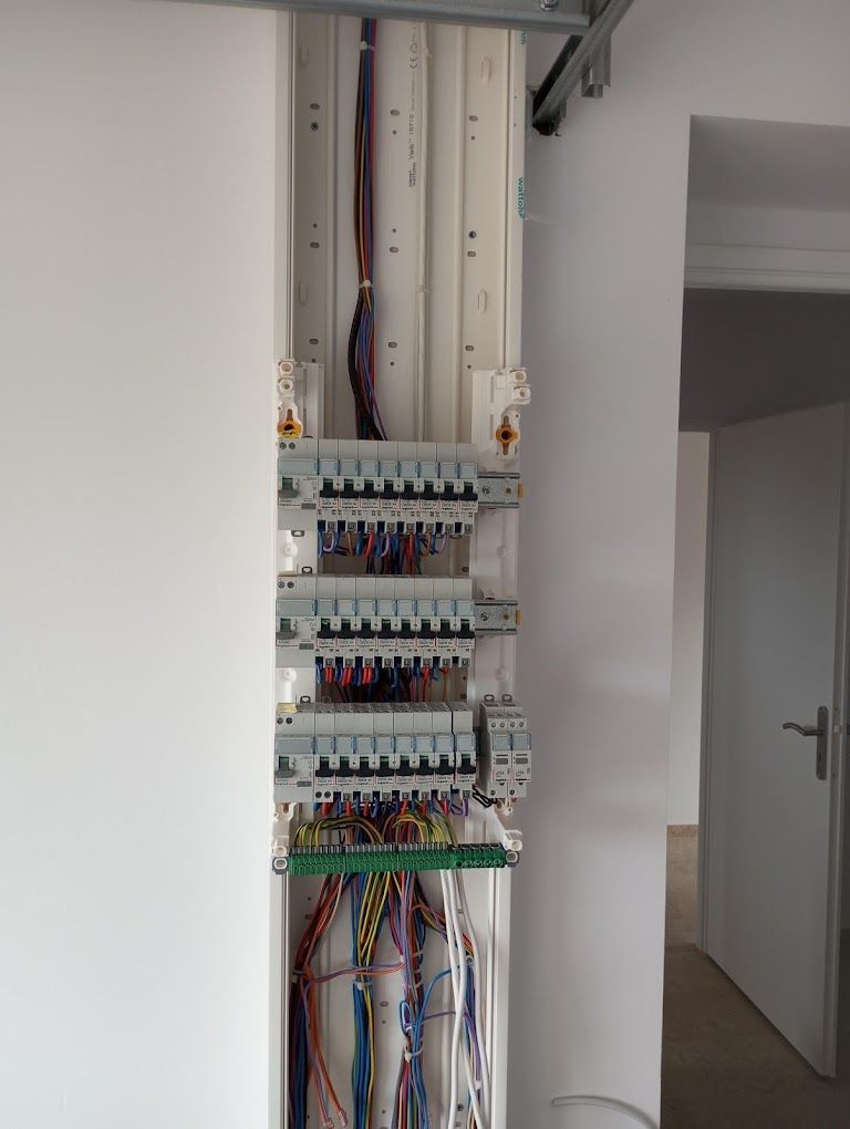 Tableau électrique nouvellement installé et ouvert