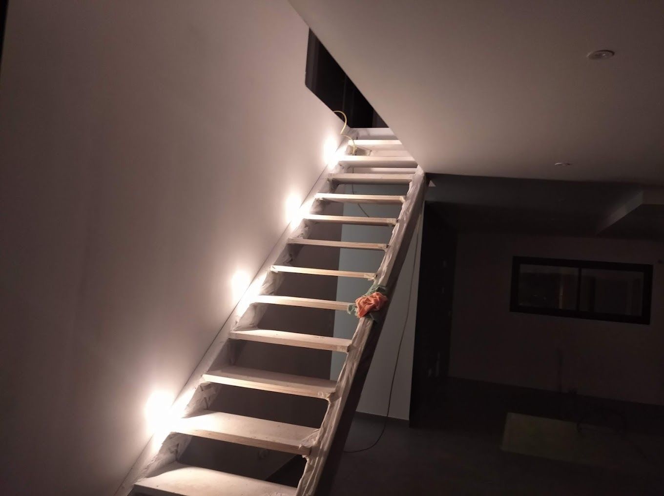 Lumière installée le long d'un escalier pour un meilleur éclairage