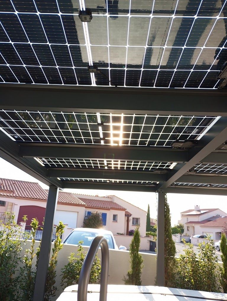 Panneaux photovoltaïques vus en contre-plongée