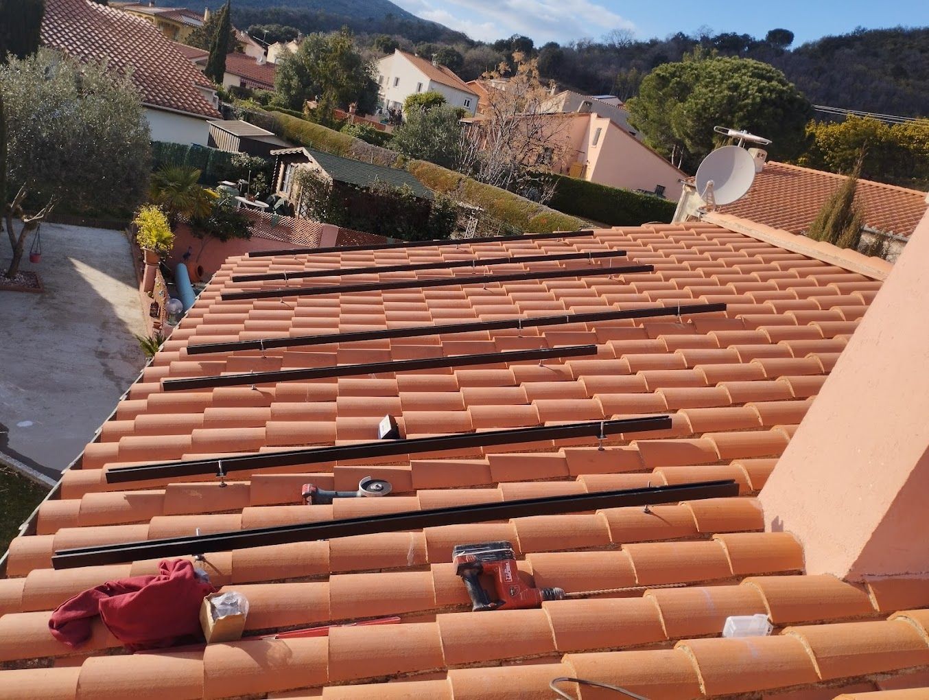 Installation en cours pour des panneaux solaires