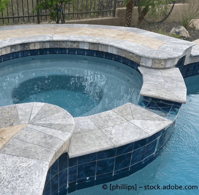 Moderner Gartenpool mit integriertem Whirlpool aus Naturstein – hochwertiger Poolbau im Außenbereich