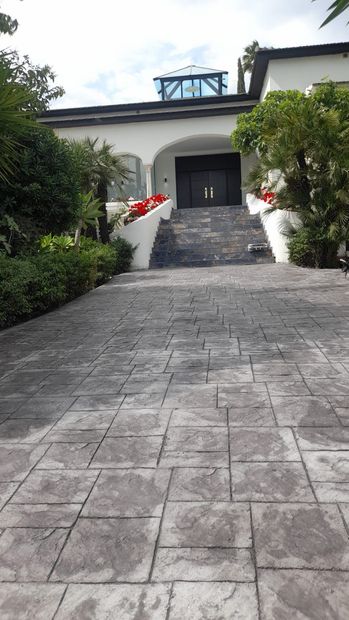 Un camino de entrada de hormigón con un diseño de brújula.