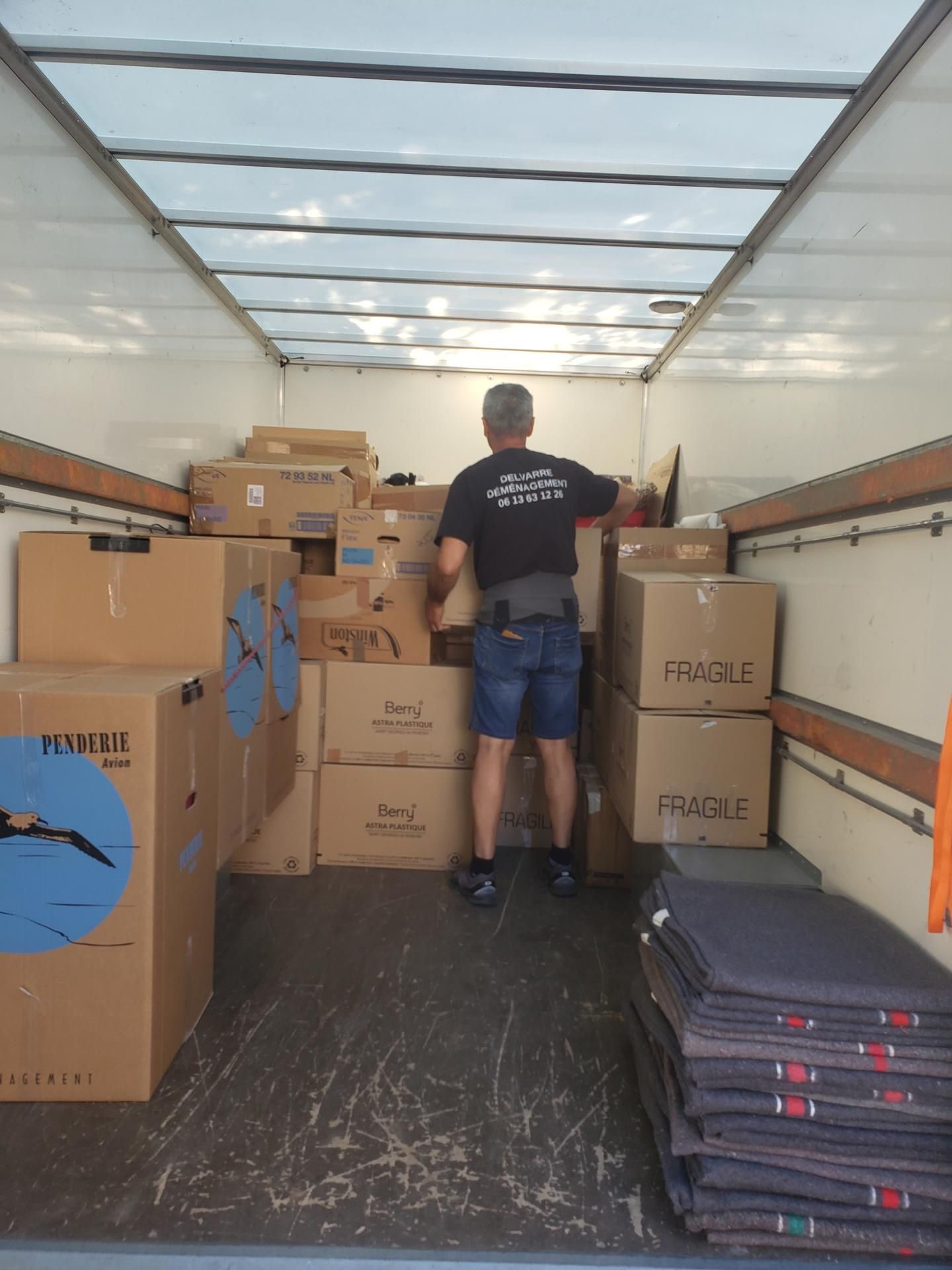 Déménageur en plein travail