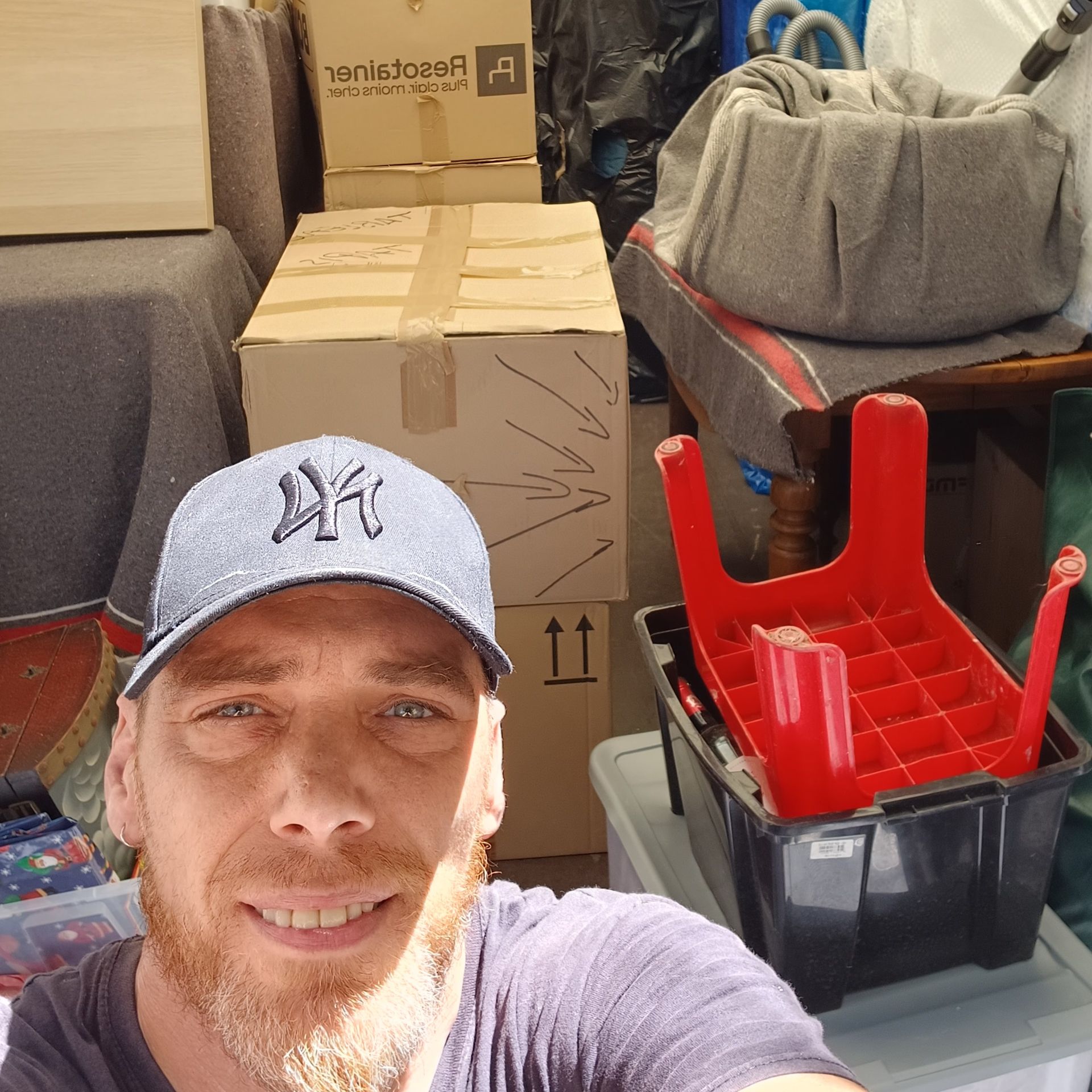 un homme devant des cartons