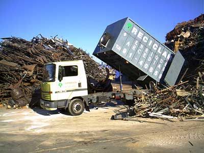 Un camión con la palabra reciclar en el costado.