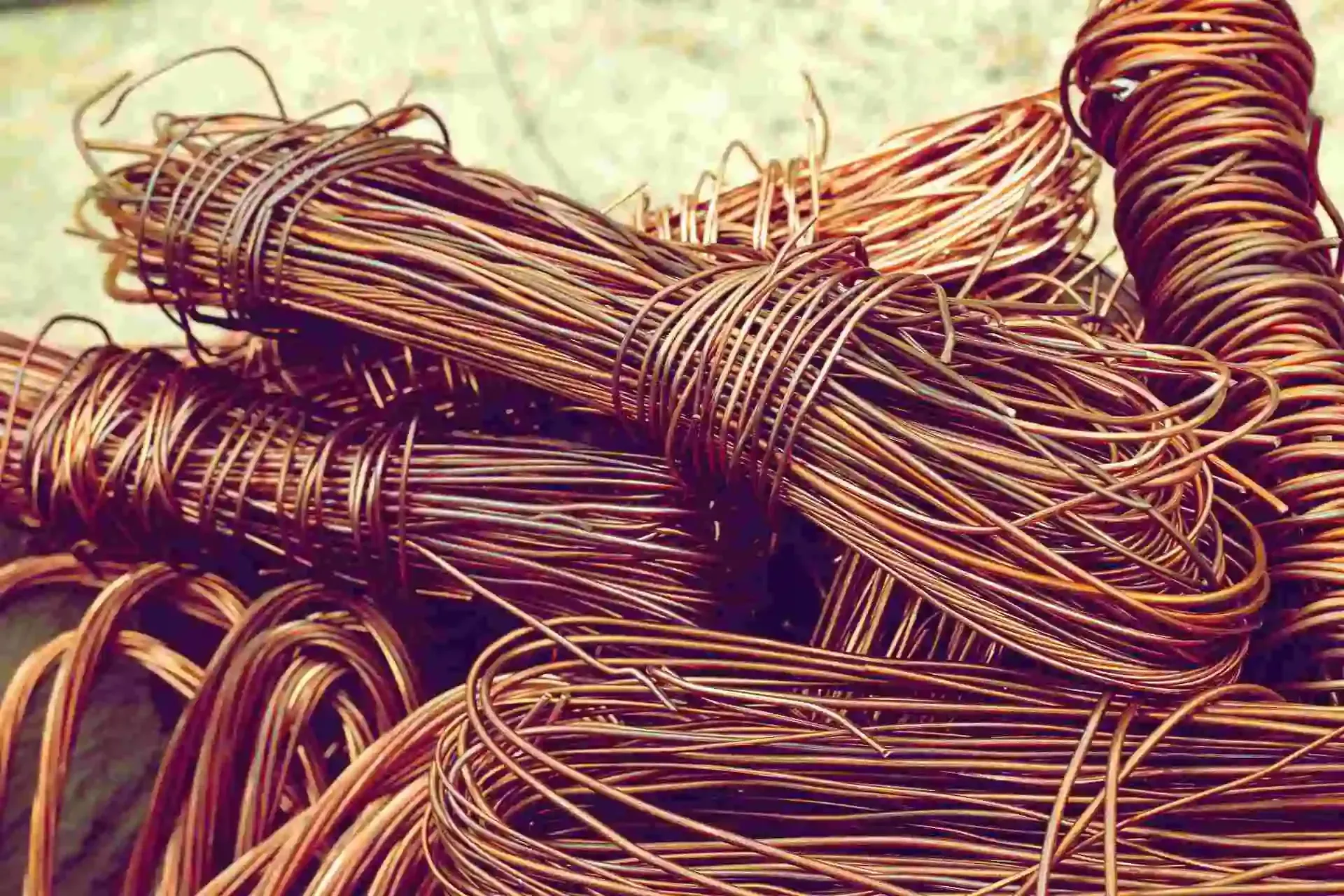 Una pila de cables de cobre se apila uno encima del otro.