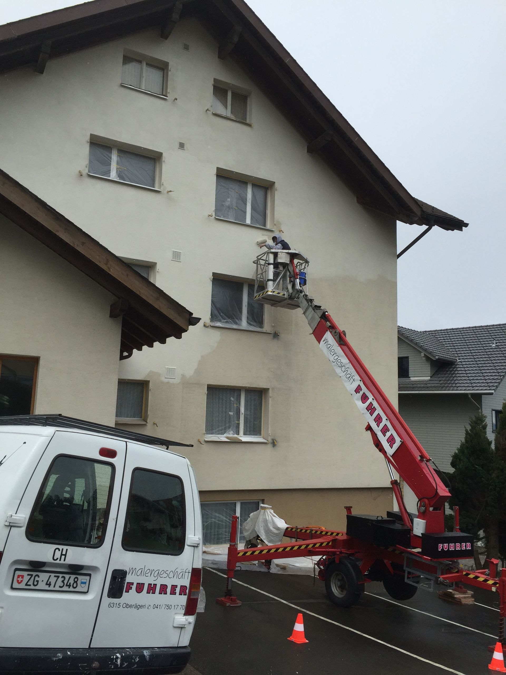 Malerarbeiten mit Kranwagen - Malergeschäft Fuhrer