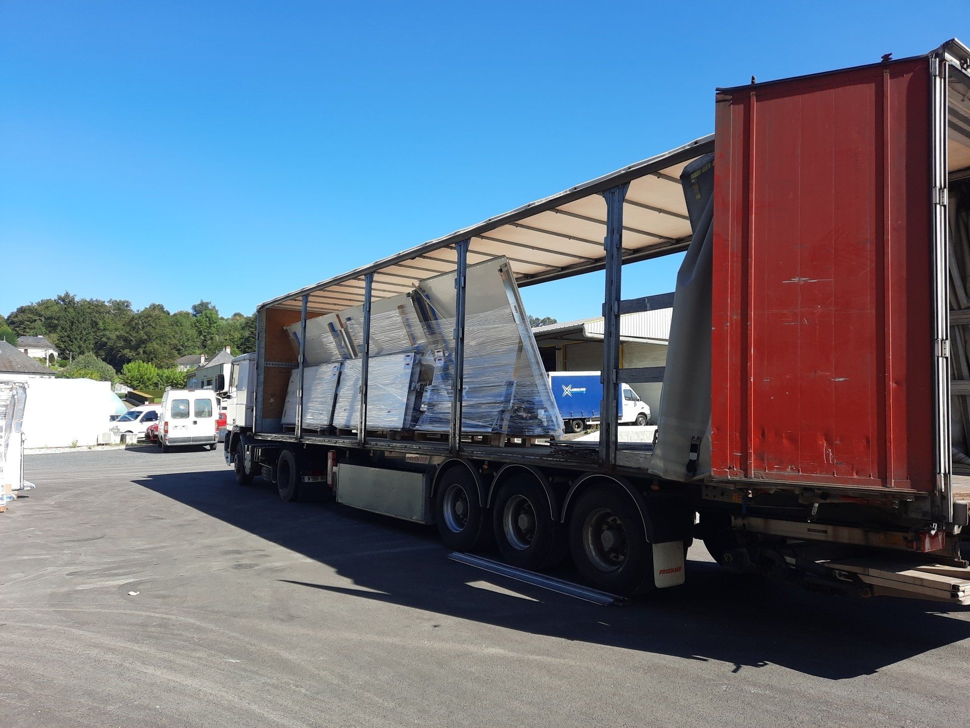 Camion en kit emballé près au départ