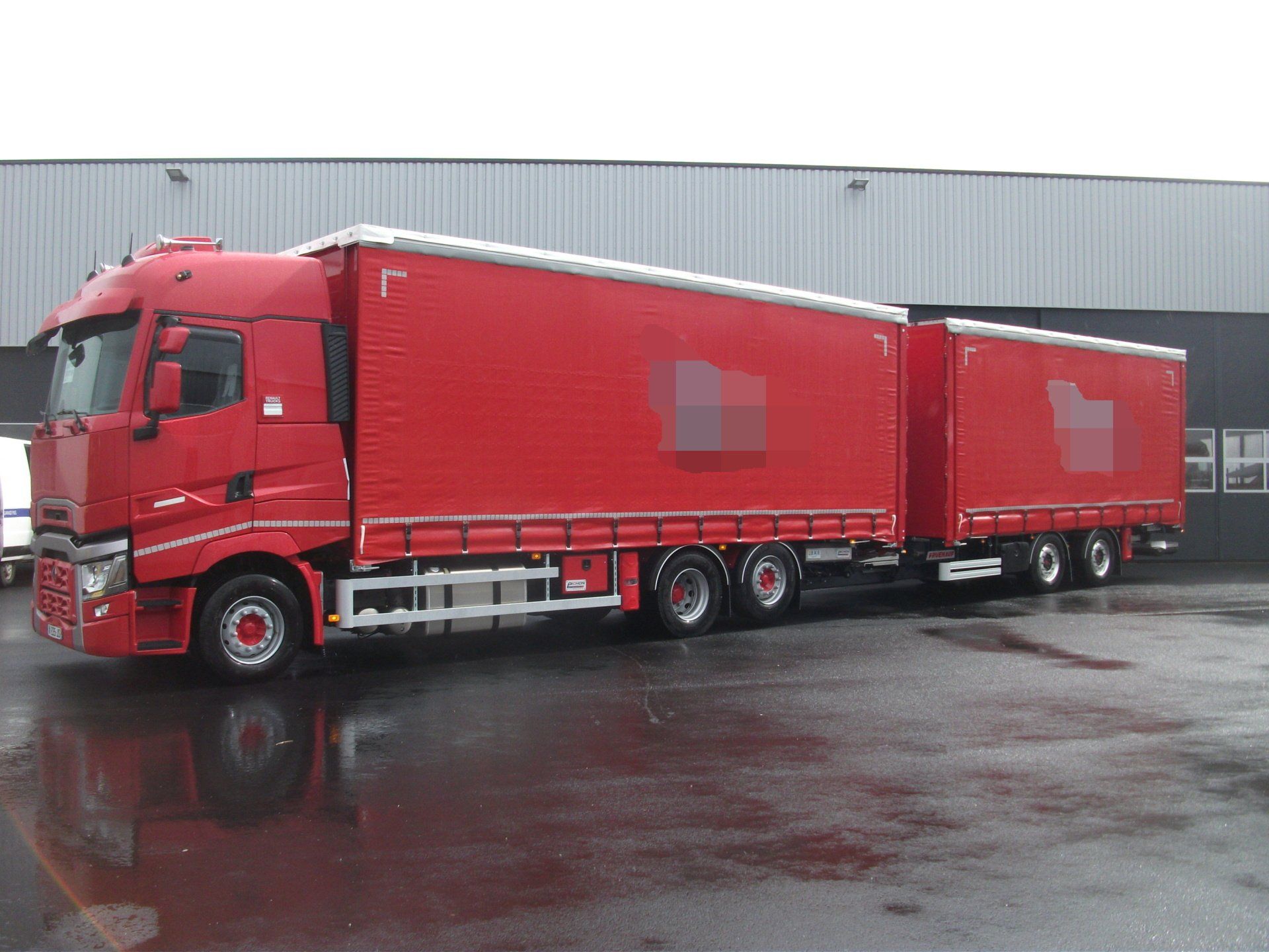 Camion remorque entièrement carrossé