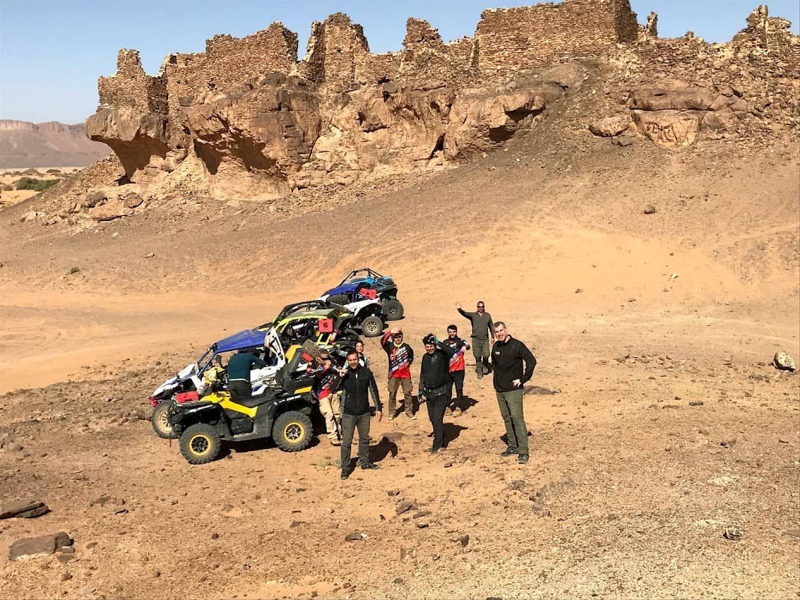 Varias personas se encuentran de pie 