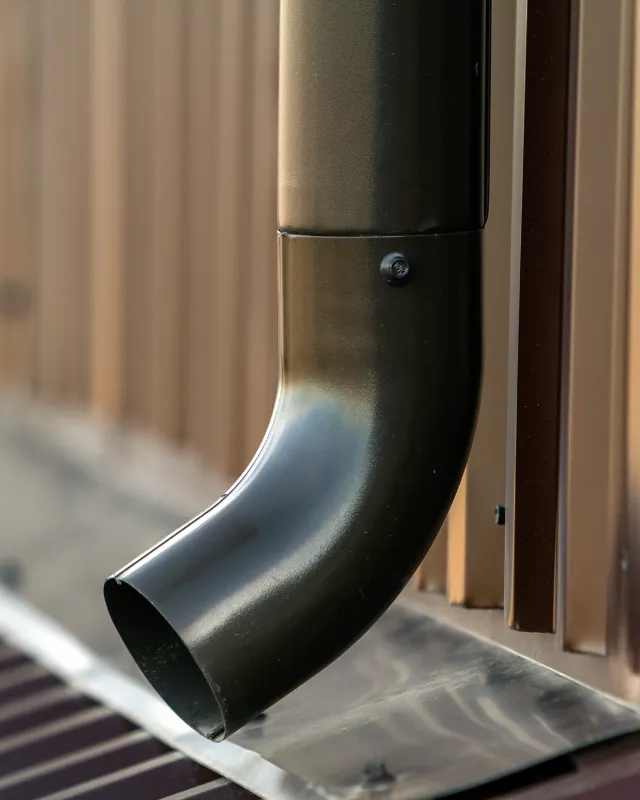 Coude de tuyau de descente.