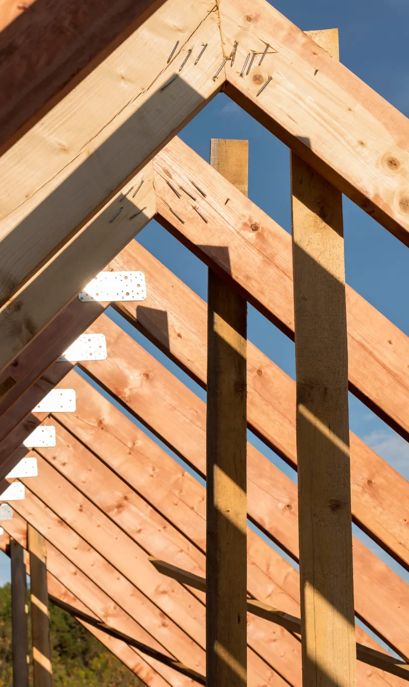 Charpente en bois en cours de construction.