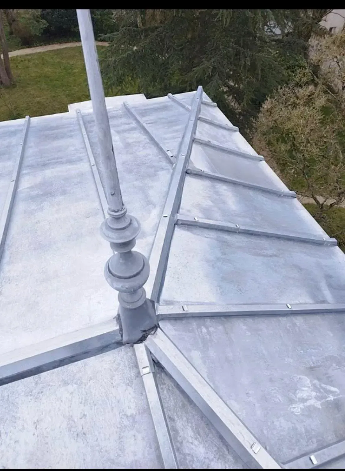 Toit en zinc, gris clair.