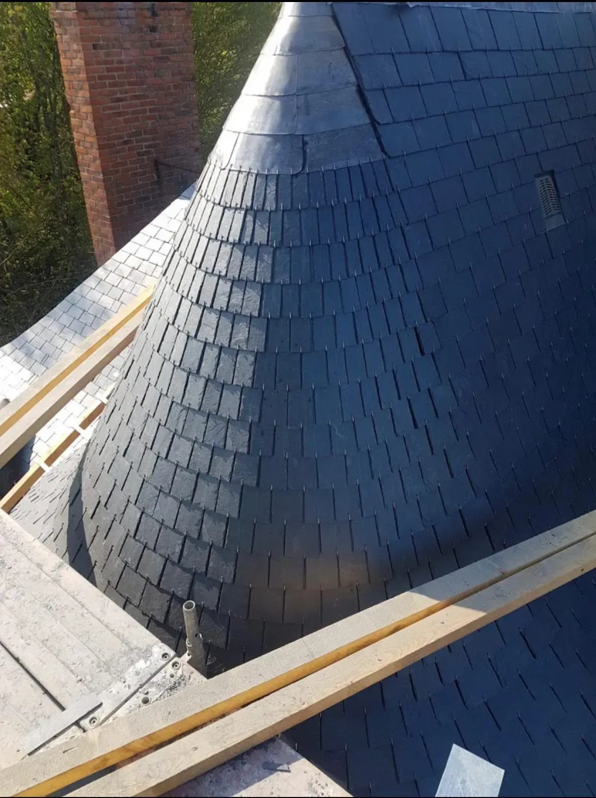 Toiture d'un bâtiment ancien, tuiles d'ardoise.