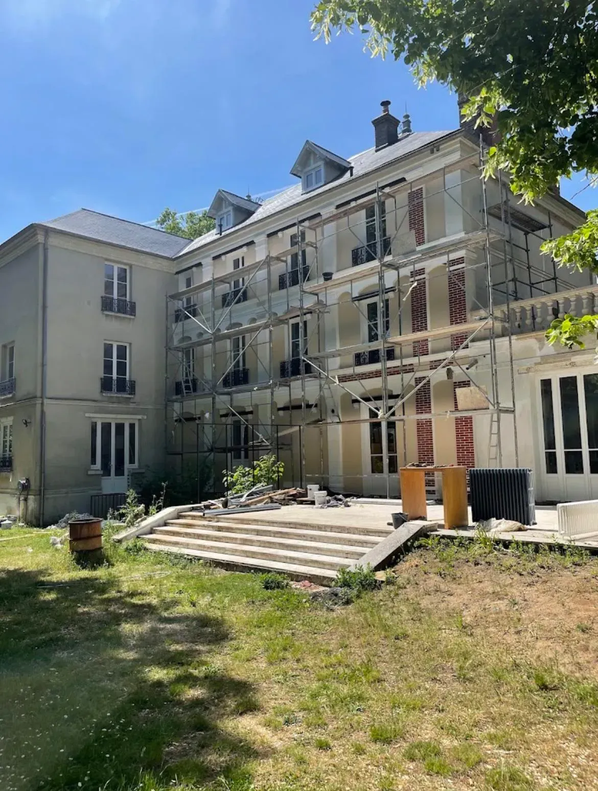 Bâtiment en rénovation avec échafaudages.