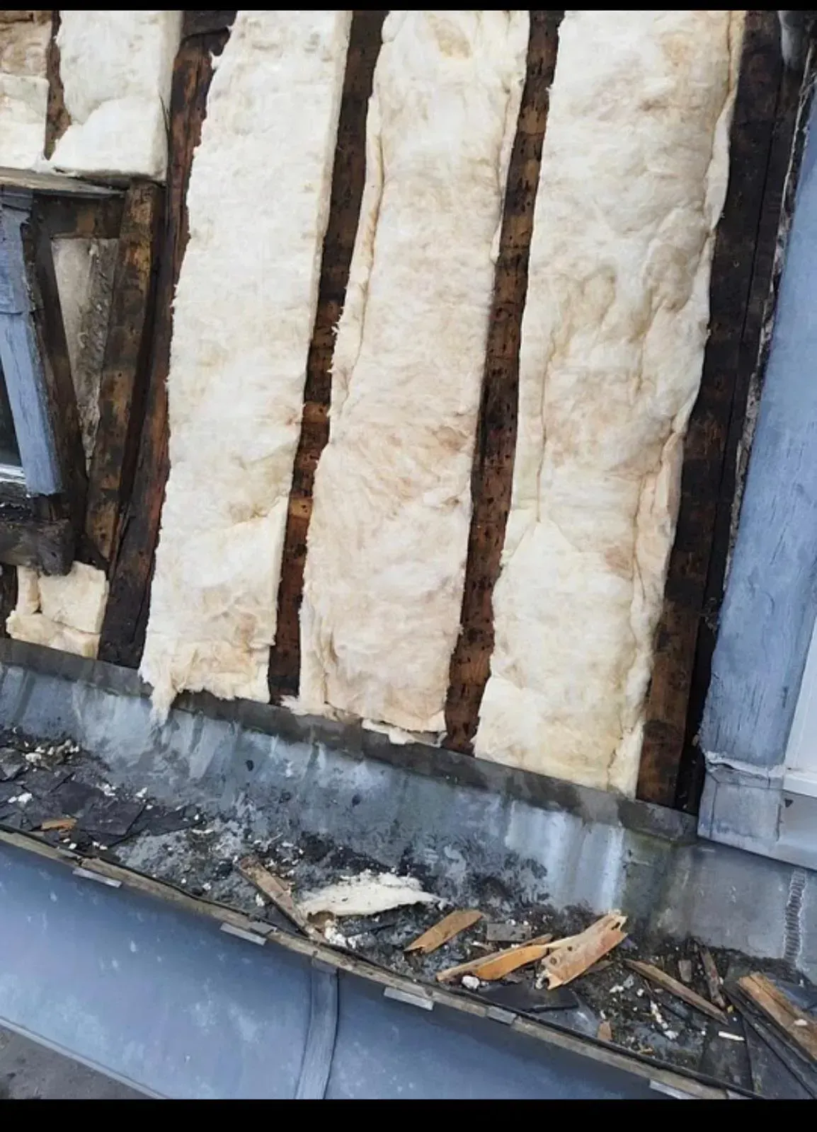 Isolation de toiture : matériau isolant et charpente visibles.