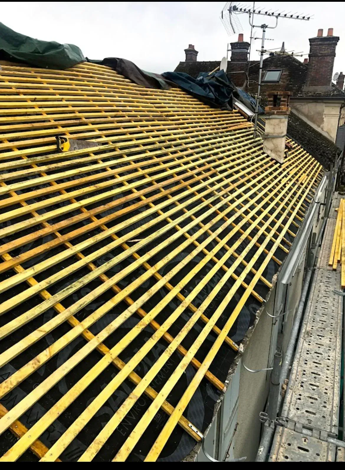 Toiture avec charpente apparente, préparée pour la pose d'une nouvelle toiture.