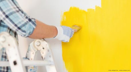 Wand wird Gelb gestrichen