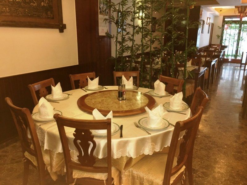 Un restaurante con una mesa redonda y sillas.