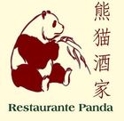 Un oso panda está sobre un fondo verde para el restaurante panda.