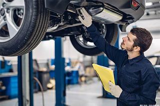 Mitarbeiter von KFZ Meisterbetrieb Jobst prüft Fahrzeug