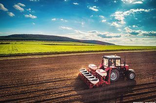 Landmaschine von KFZ Meisterbetrieb Jobst auf Feld