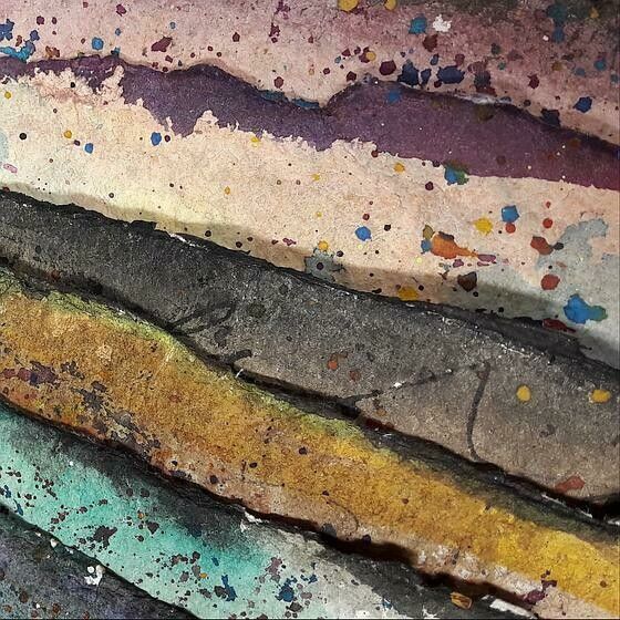 Un support en relief avec des bandes de différentes couleurs