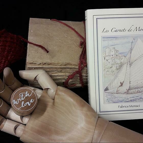 Une main en bois avec une petite boîte avec l'annotation With Love