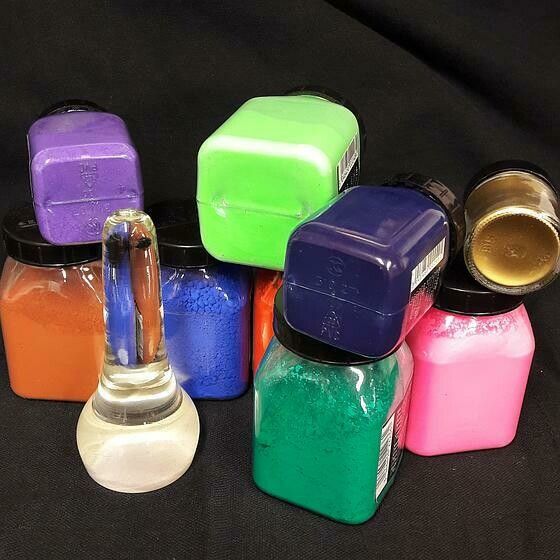 Des bouteilles de pigments vues de face