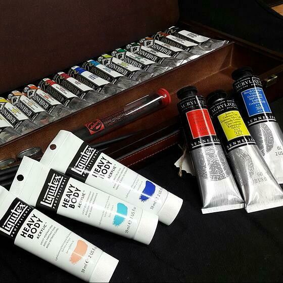 Une boîte avec de nombreux tubes de peinture