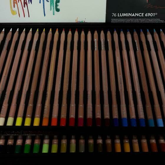 Des crayons de couleur vus de haut