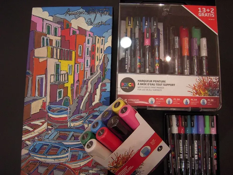 Un dessin et une boîte de feutres