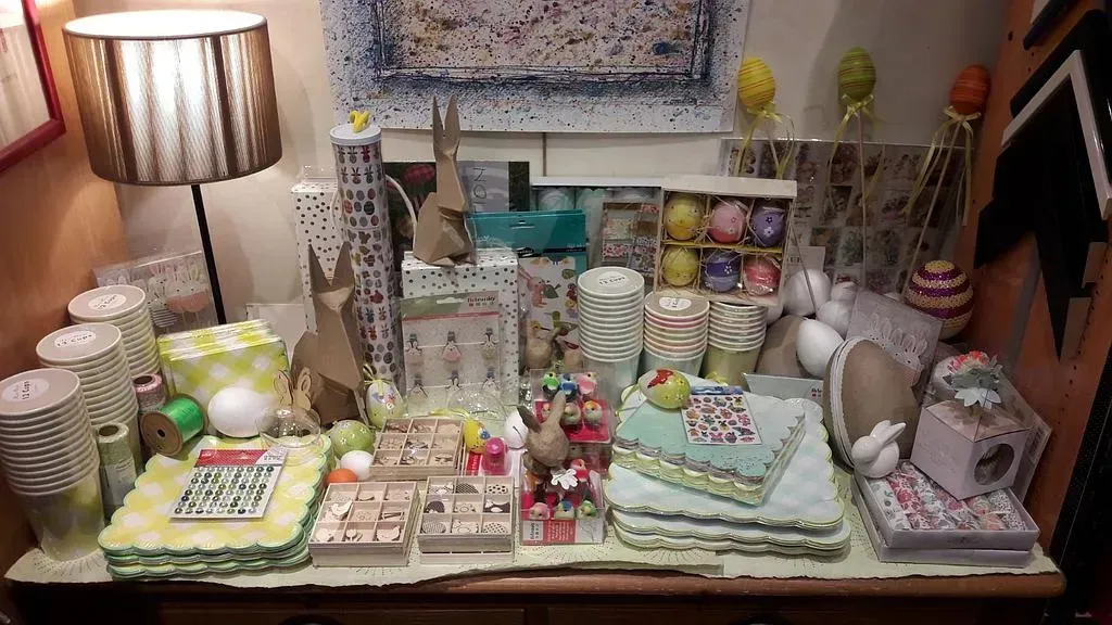 Une table avec une lampe, des cahiers et des gobelets en carton