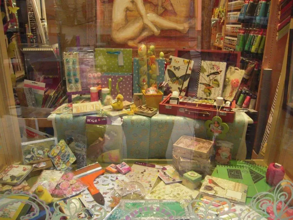 Une table avec plein de matériel de décoration