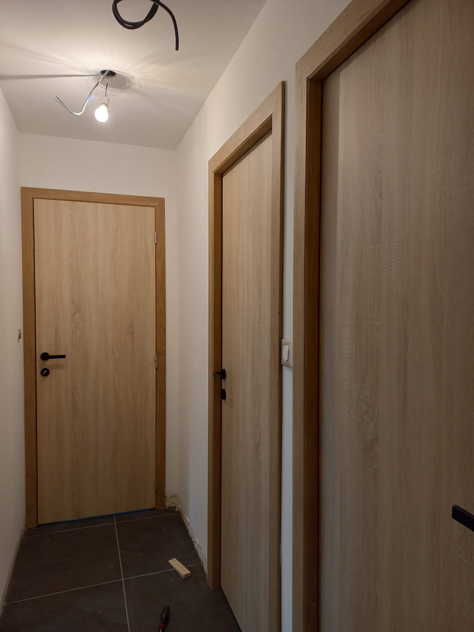 Plusieurs portes en bois dans un couloir 1